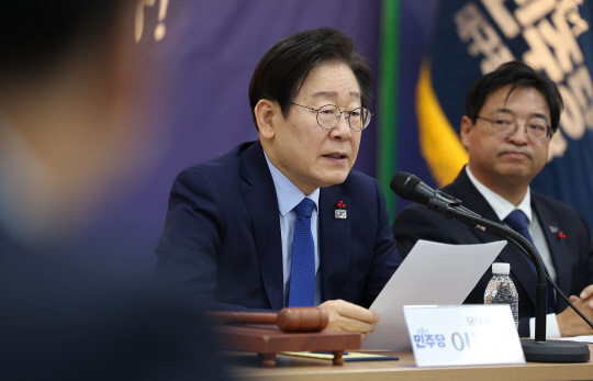 이재명 더불어민주당 대표가 2일 오전 대구 중구 더불어민주당 대구시당에서 열린 제43차 대구 현장 최고위원회의에서 모두발언 하고 있다. 연합뉴스